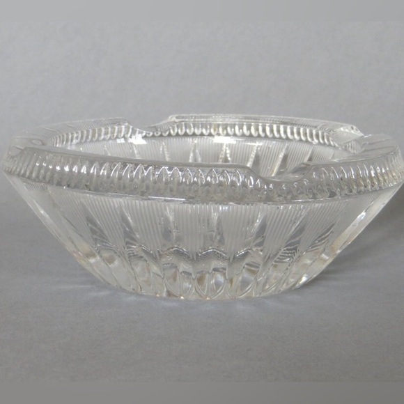 Vintage MCM Heavy Crystal Sunburst Cut & Etched Ashtray. Size approx 5.5” x 1.5” - Picture 2 of 8